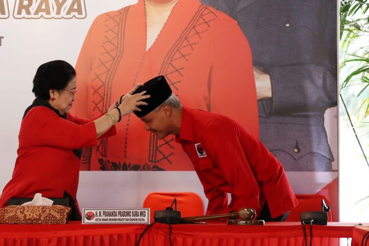 Ganjar Pranowo resmi diumumkan sebagai Capres PDI-P. Ketua Umum PDI-P Megawati Soekarnoputri mengumumkannya di Istana Batu Tulis, Jumat (21/4/2023).