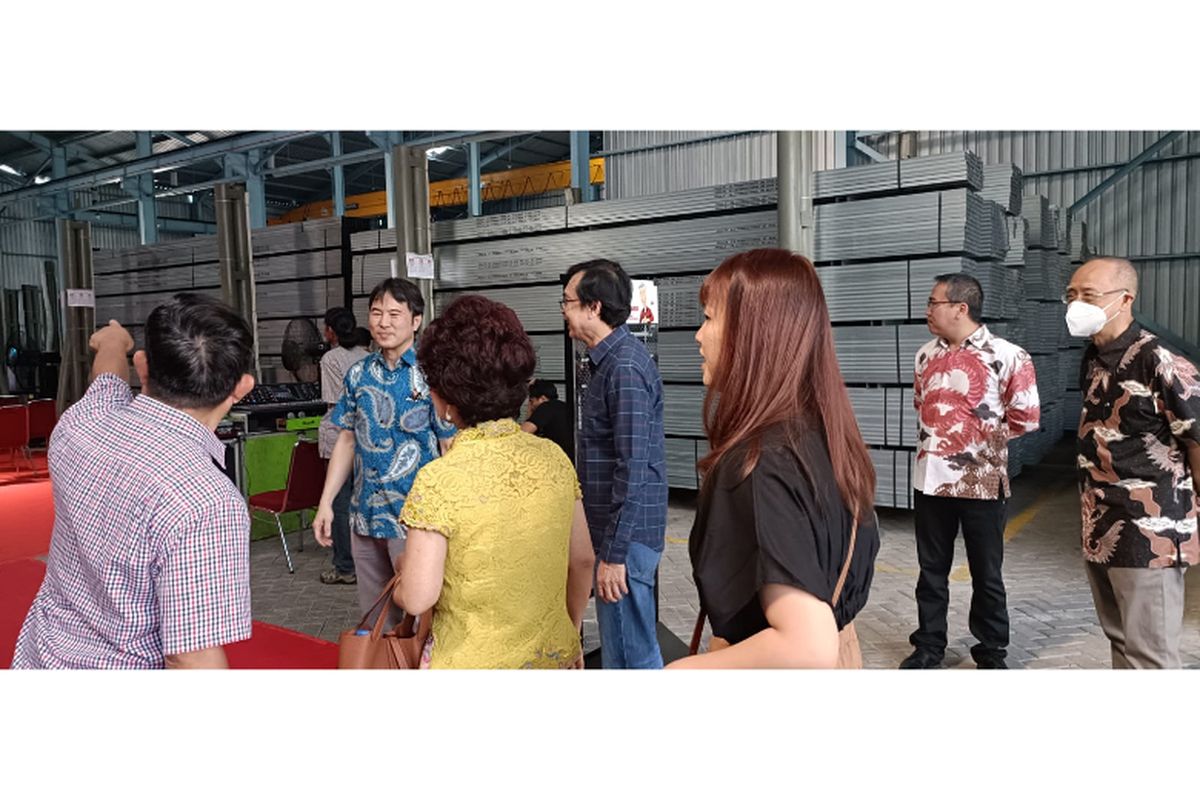 Para konsumen grand opening Depo Spindo Makassar