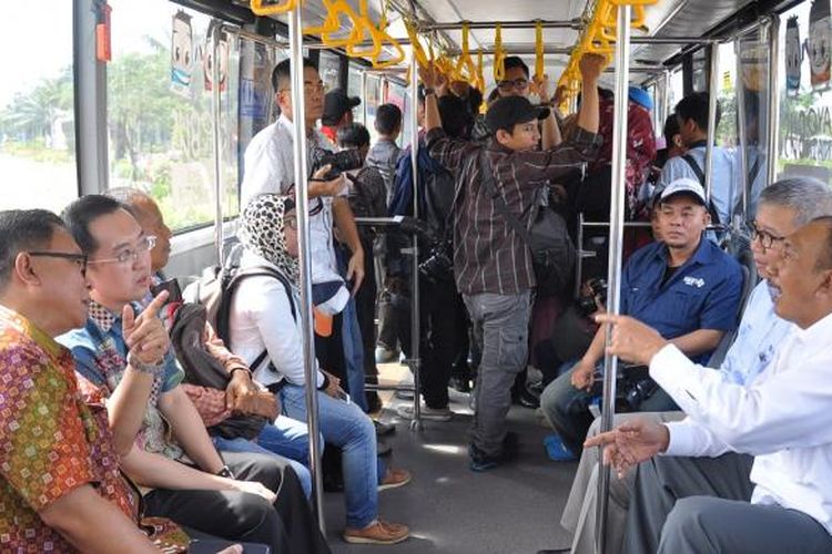Direktur Utama PT Summarecon Agung Tbk didampingi Direktur Utama PT Transportasi Jakarta Budi Kaliwono mencoba bis Transjakarta trase Summarecon Bekasi-Jakarta, Rabu (16/11/2016).