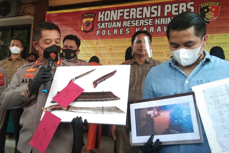 Kapolres Karawang AKBP Aldi Subartono dan jajaran menunjukkan barang bukti pembunuhan pemilik rumah makan padang di Karawang, Sabtu (6/11/2021).