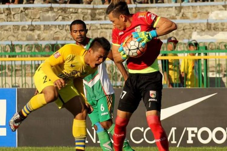 Ghozali Muharram Siregar (kiri) saat berduel dengan kiper Mitra Kukar Gerri Mandagi di Stadion Petrokimia, Rabu (27/7/2016) lalu. (foto; Persegres)