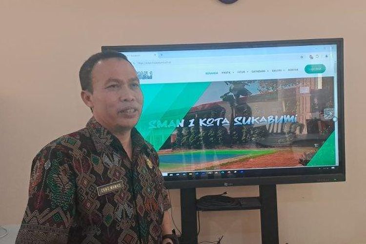 Kepala SMAN 1 Sukabumi Ceng Mamad memberikan penjelasan soal situs sekolahnya yang disusupi iklan judi online pada Kamis (27/6/2024).