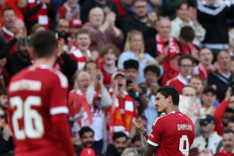 Penggemar Liverpool bertepuk tangan saat striker Uruguay Liverpool Darwin Nunez meninggalkan lapangan setelah diganti dalam laga pertama dari dua pertandingan persahabatan sepak bola pramusim antara Liverpool vs Athletic Bilbao di Anfield di Liverpool, barat laut Inggris pada 4 Agustus 2025. (Foto oleh Darren Staples / AFP)