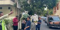 Suasana Rumah Duka Suami Najwa Shihab, Pelayat dan Karangan Bunga Berdatangan