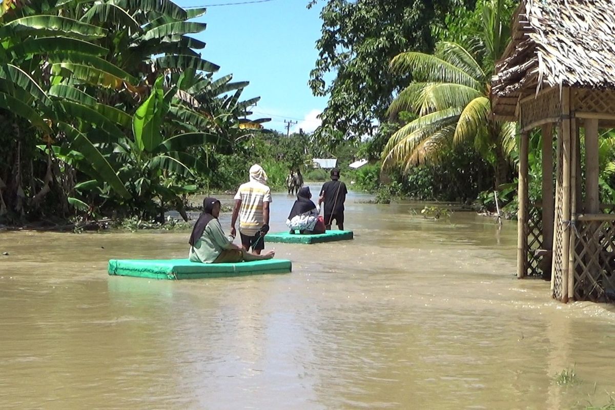 Dua desa di Kecamatan Lamasi Timur, Kabupaten Luwu, Sulawesi Selatan, dilanda banjir akibat tanggul Sungai Lamasi jebol. Kedua desa tersebut yakni Desa Pompengan Tengah dan Pompengan Pantai. Untuk menjalankan aktivitas dari dan ke desa tetangga harus menggunakan rakit. Jumat (19/4/2024).