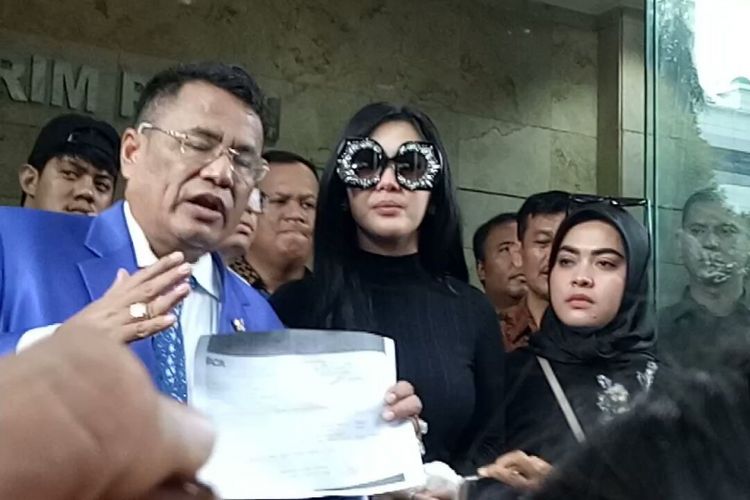 Syahrini bersama Hotman Paris Hutapea dan Aisyahrani tiba di Bareskrim Mabes Polri, Jalan Merdeka Timur, Jakarta Pusat, Senin (10/10/2017).