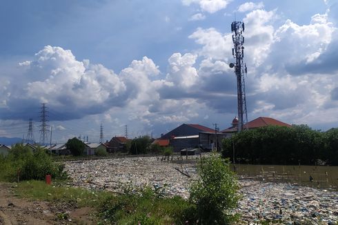 Kampung Nelayan Semarang Dipenuhi Sampah Plastik Kiriman