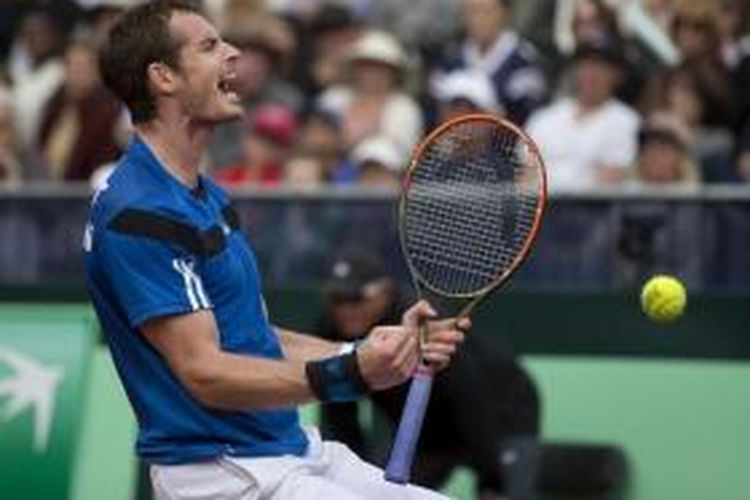 Petenis Inggris, Andy Murray, bereaksi saat membela Inggris pada Piala Davis 2014.