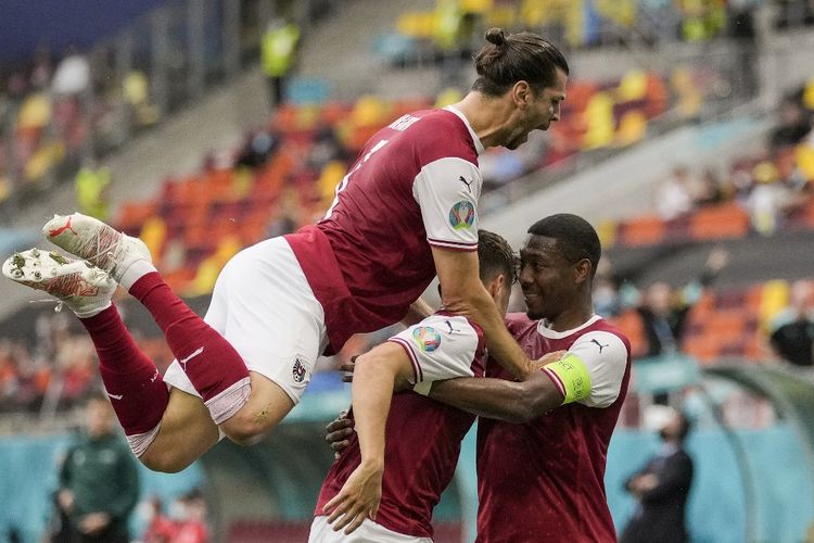 Pemain Austria Christoph Baumgartner melakukan selebrasi bersama Aleksandar Dragovic dan David Alaba usai membobol gawang Ukraina di laga Grup C Euro 2020 di Arena Nationala, Bucharest, 21 Juni 2021.