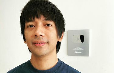 Rian Ekky Pradipta, vokalis band DMASIV dengan usai mencukur berewok di wajahnya jelang penampilan untuk membawakan ulang lagu Lets Love yang dinyanyikan oleh Suho EXO 