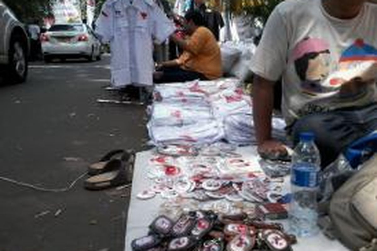 Pedagang kaki lima (PKL) berjualan aksesoris dari capres cawapres Prabowo-Hatta di sepanjang depan Rumah Polonia, Jakarta Timur.