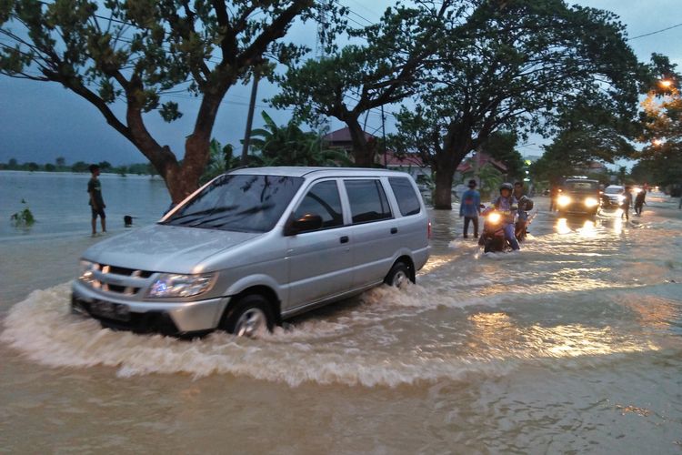 Banjir akibat luapan Kali Lamong yang melanda Kecamatan Benjeng, Gresik, Selasa (7/1/2020).