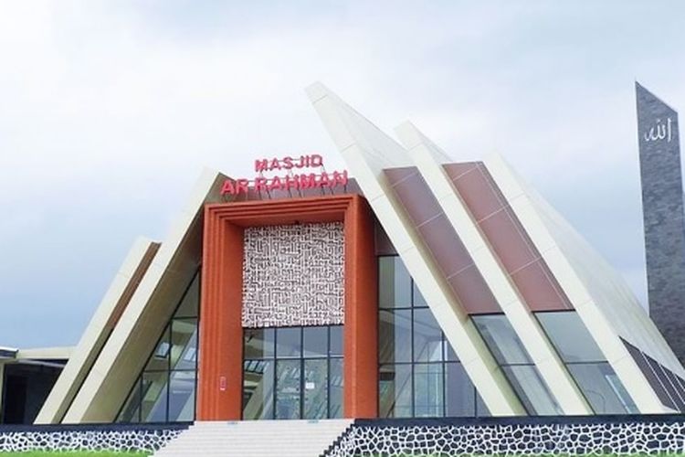 Masjid Ar-Rahman yang berloksi di Jalan Tol Pandaan-Malang.