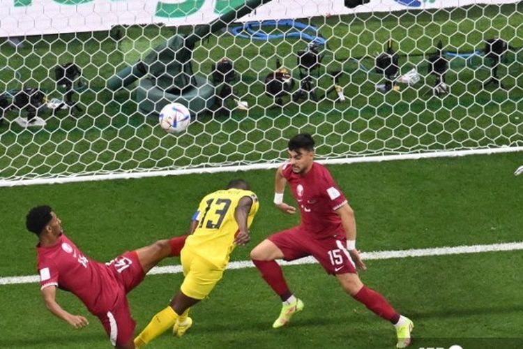 Momen penyerang timnas Ekuador Enner Valencia (tengah) mencetak gol ke gawang Qatar pada laga pembuka Piala Dunia 2022 Stadion Al Bayt, Al Khor City, pada Minggu (20/11/2022) malam WIB. Namun, gol tersebut dianulir oleh wasit usai mengecek Video Assistant Referee (VAR) karena offside.