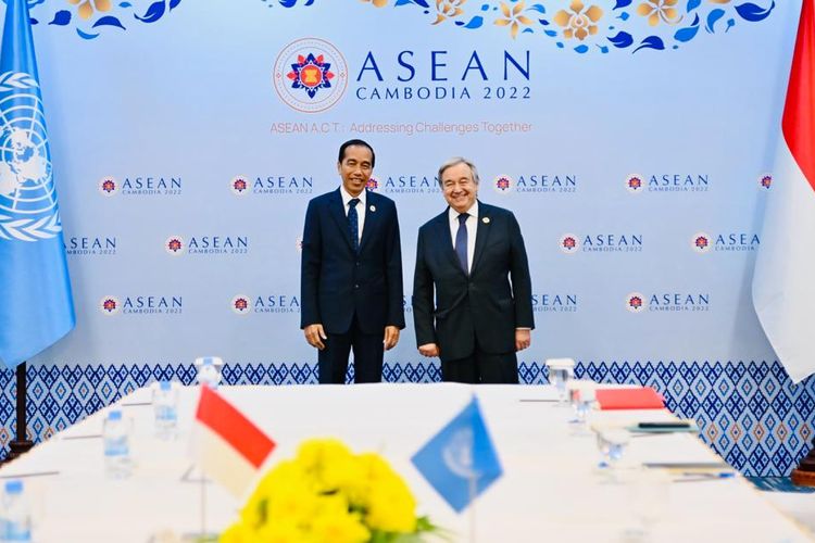 Presiden Joko Widodo berfoto bersama Sekretaris Jenderal Perserikatan Bangsa-Bangsa (PBB) Antonio Gutteres saat melakukan pertemuan bilateral di sela-sela Konferensi Tingkat Tinggi ASEAN di Phnom Penh, Sabtu (12/11/2022).