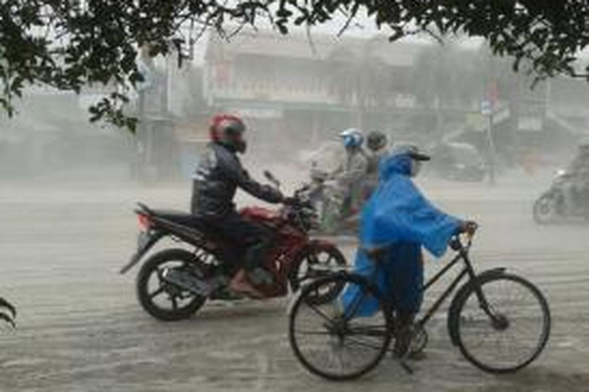 Suasana jalanan di wilayah Gamping, DI Yogyakarta, Jumat (14/2/2014) pagi akibat hujan abu Gunung Kelud yang meletus pada Kamis pukul 23.50 WIB.