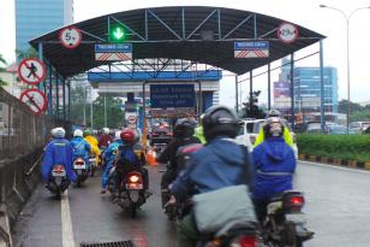 Pengendara sepeda motor terpaksa diarahkan masuk ke jalan tol untuk menghindari banjir di TB Simatupang