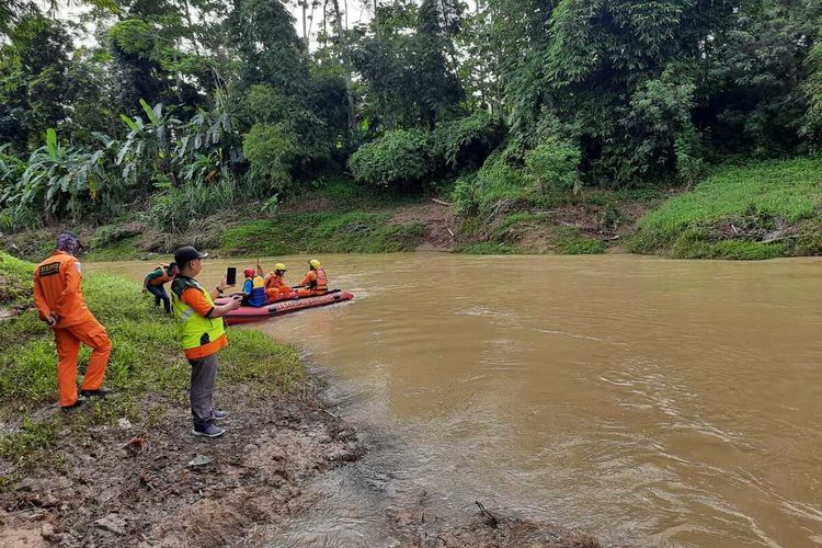 Tim SAR Bandung melakukan pencarian di Sungai Ciputrahaji desa Sukamukti, Kecamatan Pamarican Kabupaten Ciamis.