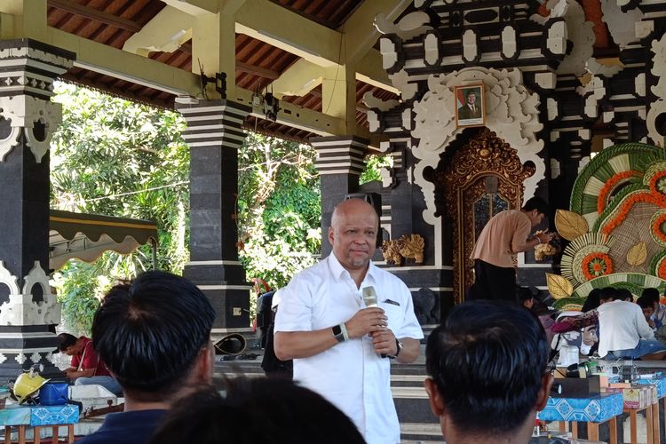 Founding Partner CAST Foundation dan Meaningful Design Group, Ilham Habibie saat memberi sambutan di pameran Desa Utak Atik di Banjar Tengah, Desa Serangan, Bali, Sabtu (6/12/2025). Desa Utak Atik digagas oleh CAST Foundation, Fab Lab Bali, dan Meaningful Design Group.