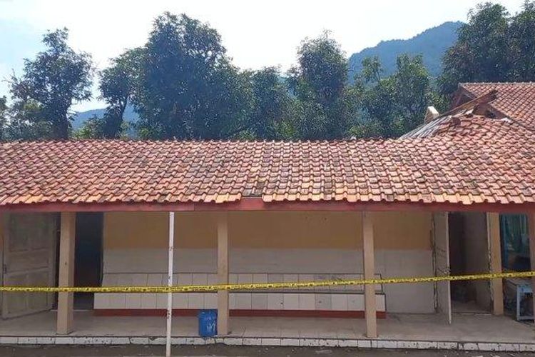 Kondisi terkini dua ruang kelas yang ambruk di SDN 2 Sidamukti, Kabupaten Majalengka, Jawa Barat, Senin (19/2/2024). 
