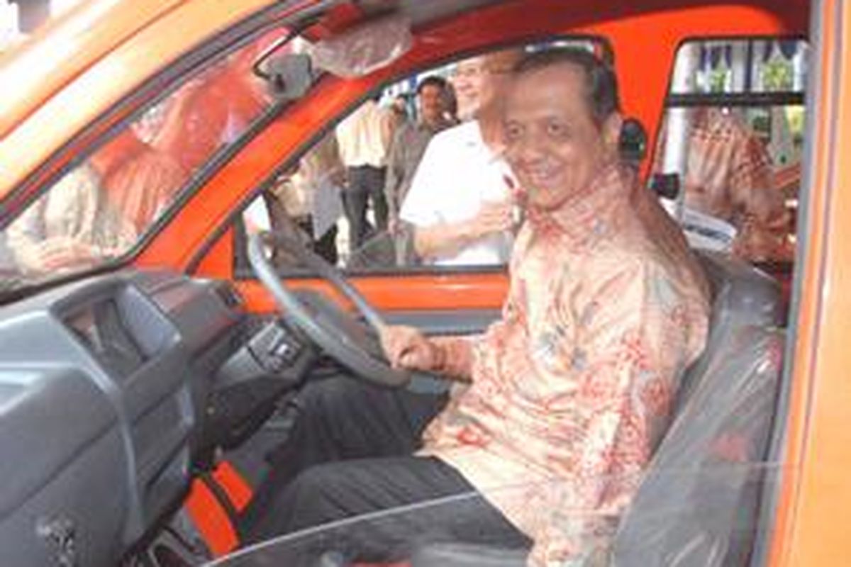 Menteri Perindustrian mencoba produk otomotif asli Indonesia, mobil mini Tawon bermesin 600 cc 