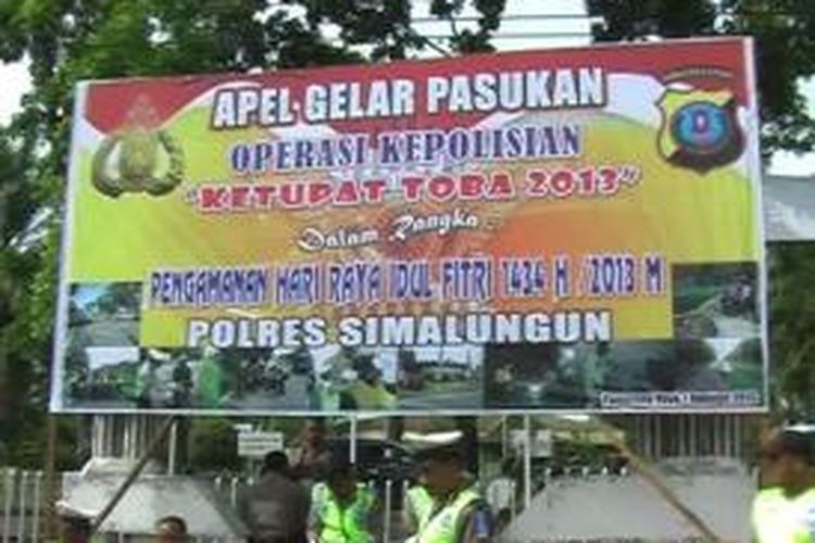 Apel gelar pasukan operasi Ketupat Toba 2013 di lapangan eks kantor Bupati Simalungun, Jalan Asahan, Pematangsiantar, Sumatera Utara, Kamis (1/8/2013).