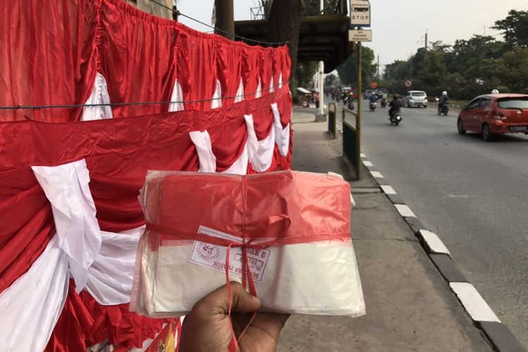 Bendera Merah Putih dari bahan plastik. Bendera Merah Putih ini dijual oleh penjual bendera di pinggir Jalan Lenteng Agung, Jagakarsa, Jakarta dengan harga Rp15.000 per bungkus dengan isi 100 lembar.