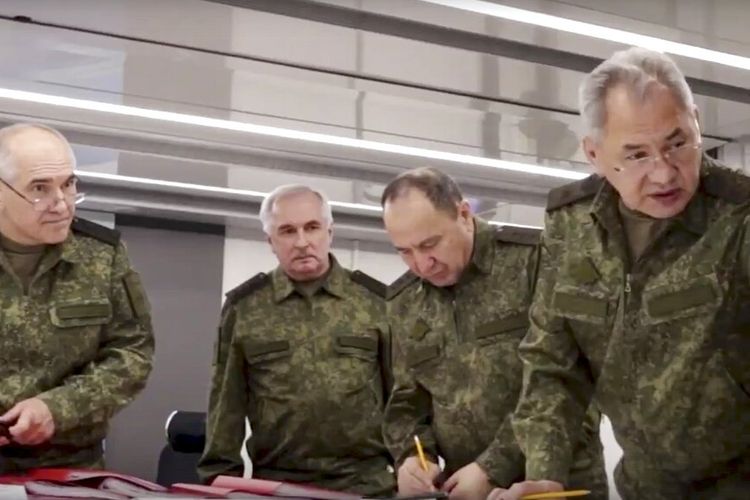 Menteri Pertahanan Rusia Sergei Shoigu (kanan) pada Minggu (26/6/2022) berbicara kepada perwira tinggi Rusia saat memeriksa pasukan yang berpartisipasi dalam operasi militer khusus di Ukraina.