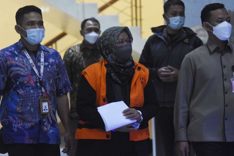 Bupati Kabupaten Bogor Ade Yasin mengenakan rompi tahanan KPK usai menjalani pemeriksaan di Gedung Merah Putih KPK, Jakarta, Kamis (28/4/2022) dinihari. KPK menahan delapan tersangka yakni Bupati Bogor Ade Yasin bersama pejabat dan ASN Pemkab Bogor serta pegawai BPK Jawa Barat pasca tertangkap tangan pada Rabu (27/4/2022) malam atas kasus dugaan suap kepada anggota tim audit BPK Perwakilan Jawa Barat dengan nilai total suap Rp1,024 Miliar untuk pengurusan laporan keuangan Pemkab Bogor Tahun Anggaran 2021 agar mendapatkan predikat Wajar Tanpa Pengecualian (WTP).