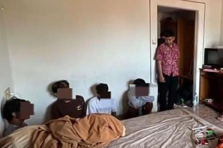 Saat Anggota Unit Reskrim Polsek Tegalsari Polrestabes Surabaya berhasil menemukan perempuan berinisial RAB (15) di sebuah hotel kawasan Tegalsari, Surabaya, pada Senin (16/6/2025) setelah sempat dilaporkan orangtuanya menghilang sejak 19 hari lalu, yakni Rabu (28/5/2025).