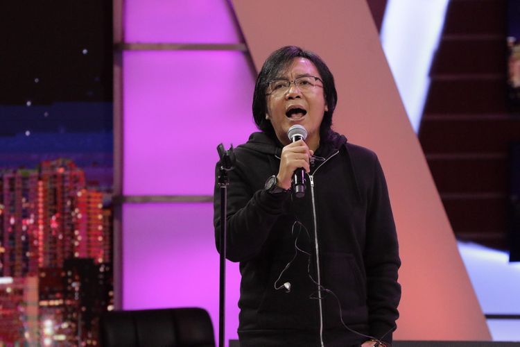 Ari Lasso saat melakukan check sound sebelum program Rosi di Studio 1 Kompas TV, Menara Kompas, Jakarta, Kamis (21/3/2019). Dalam program tersebut Ari Lasso membawakan lagu Tak Harus Sama (Indonesia Jaya).