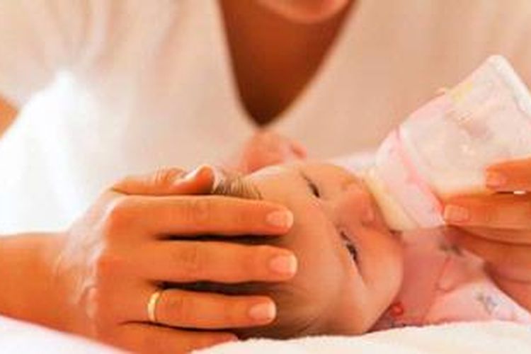 Jangan biasakan bayi menghisap botol susu sembari tidur, karena dapat merusak giginya