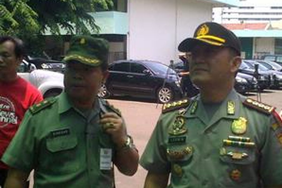 Kapolres Jakarta Pusat, Kombes Ike Edwin sedang memantau pemeriksaan para calon menteri di RSPAD Gatot Soebroto Jakarta, Minggu (18/10) siang.
