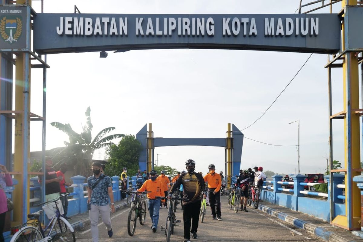 Wali Kota Madiun, Maidi bersama kepala OPD keliling jalur sepeda wisata 15 KM di Kota Madiun. 