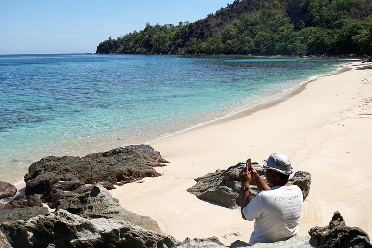 Seorang wisatawan mengambil foto, Sabtu (9/11/2019) di Pantai Pulisan, Likupang Timur, Minahasa Utara, Sulawesi Utara. Pantai ini adalah destinasi wisata utama di wilayah calon Kawasan Ekonomi Khusus (KEK) Likupang karena airnya yang jernih dan pasirnya yang putih.



KOMPAS/KRISTIAN OKA PRASETYADI (OKA)

09-11-2019