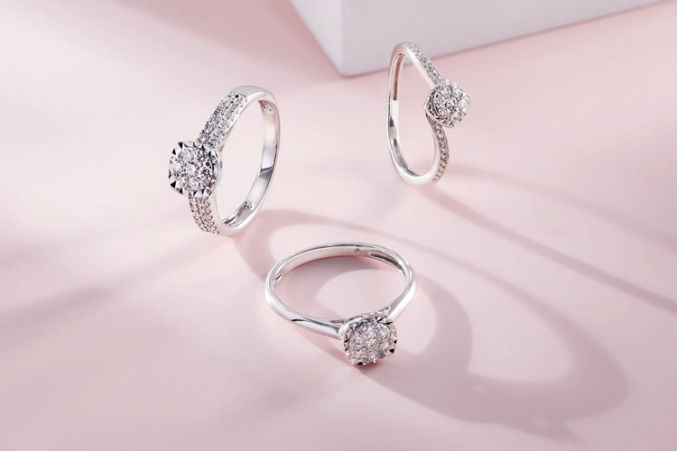 Koleksi Solitaire Plus memiliki desain satu center stone dengan ukuran lebih besar yang memberikan efek kilau lebih cemerlang dan mewah. Desain ini menjadi solusi hadiah bermakna yang timeless dengan jaminan kualitas berlian yang transparan.