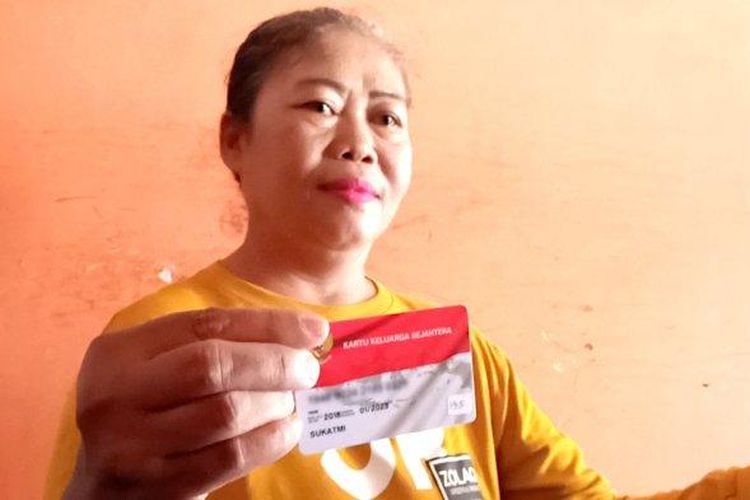 
Sukatmi (51) menunjukkan kartu ATM untuk mencairkan Bantuan Pangan Non Tunai (BPNT) yang baru diterimanya. Sejak 2018, BPNT Warga Kelurahan Bago, Kecamatan/Kabupaten Tulungagung ini dinikmati orang lain. 
