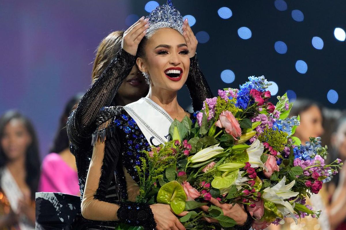 Miss USA R'Bonney Gabriel dinobatkan sebagai Miss Universe di putaran final kontes kecantikan Miss Universe ke-71, di New Orleans, Sabtu (14/12/2023).