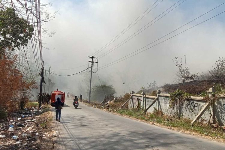 Kebakaran di Sekitar TPA Darupono Kendal, 7 Mobil Damkar Dikerahkan Cegah Api Merembet ke Hutan