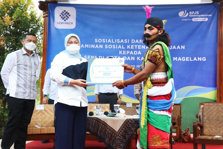 Menteri Ketenagakerjaan Ida Fauziyah saat menyerahkan paket tenaga kerja mandiri (TKM) kepada salah seorang pekerja seni di wilayah Borobudur, Kabupaten Magelang, Jawa Tengah, pada Kamis (20/5/2021).