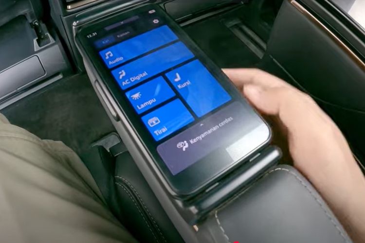 Merasakan kenyamanan bangku belakang Toyota Alphard Hybrid