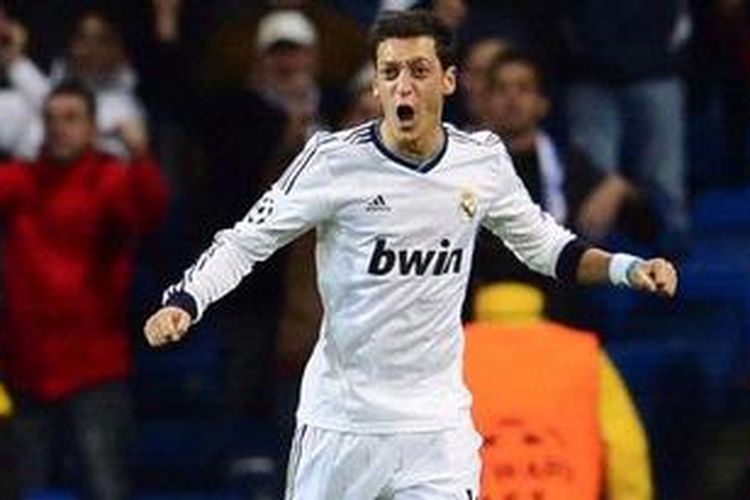 Selebrasi gelandang Real Madrid, Mesut Oezil, usai membobol gawang Borussia Dortmund pada babak penyisihan Grup D Liga Champions, Selasa (6/11/2012).   