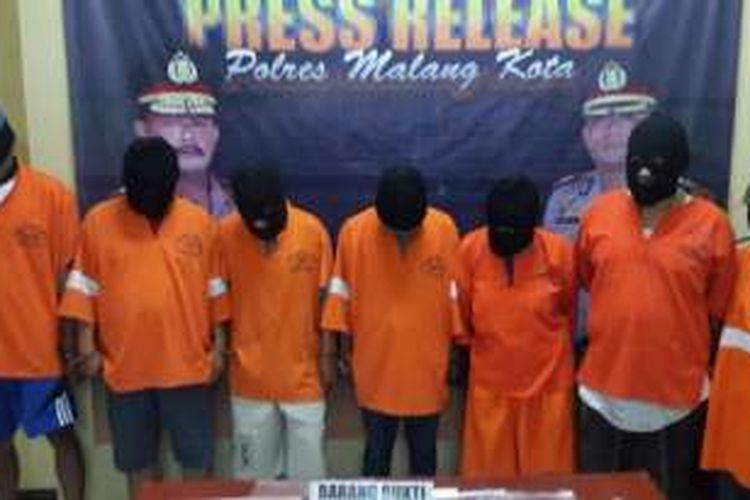 TRS (paling kanan) dan (WNS) sebelahnya bersama tahanan narkoba lainnya saat diamankan di Mapolres Malang, Jawa Timur, Rabu (26/10/2016)