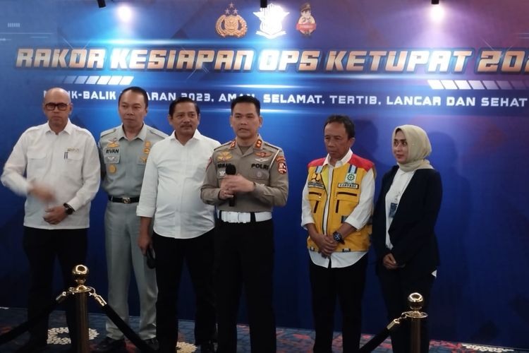 Kakorlantas Polri, Irjen Firman Shantyabudi di sela kegiatan Rapat Koordinasi (Rakor) Lintas Sektoral menghadapi arus mudik lebaran di Trans Luxury Hotel, Bandung, Kamis (16/3/2023).