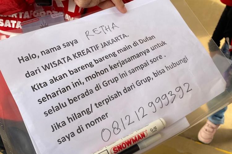 Alat bantu berupa kertas atau papan tulis untuk berkomunikasi dengan penyandang disabilitas. 