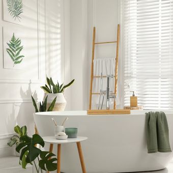 Ilustrasi kamar mandi berwarna putih