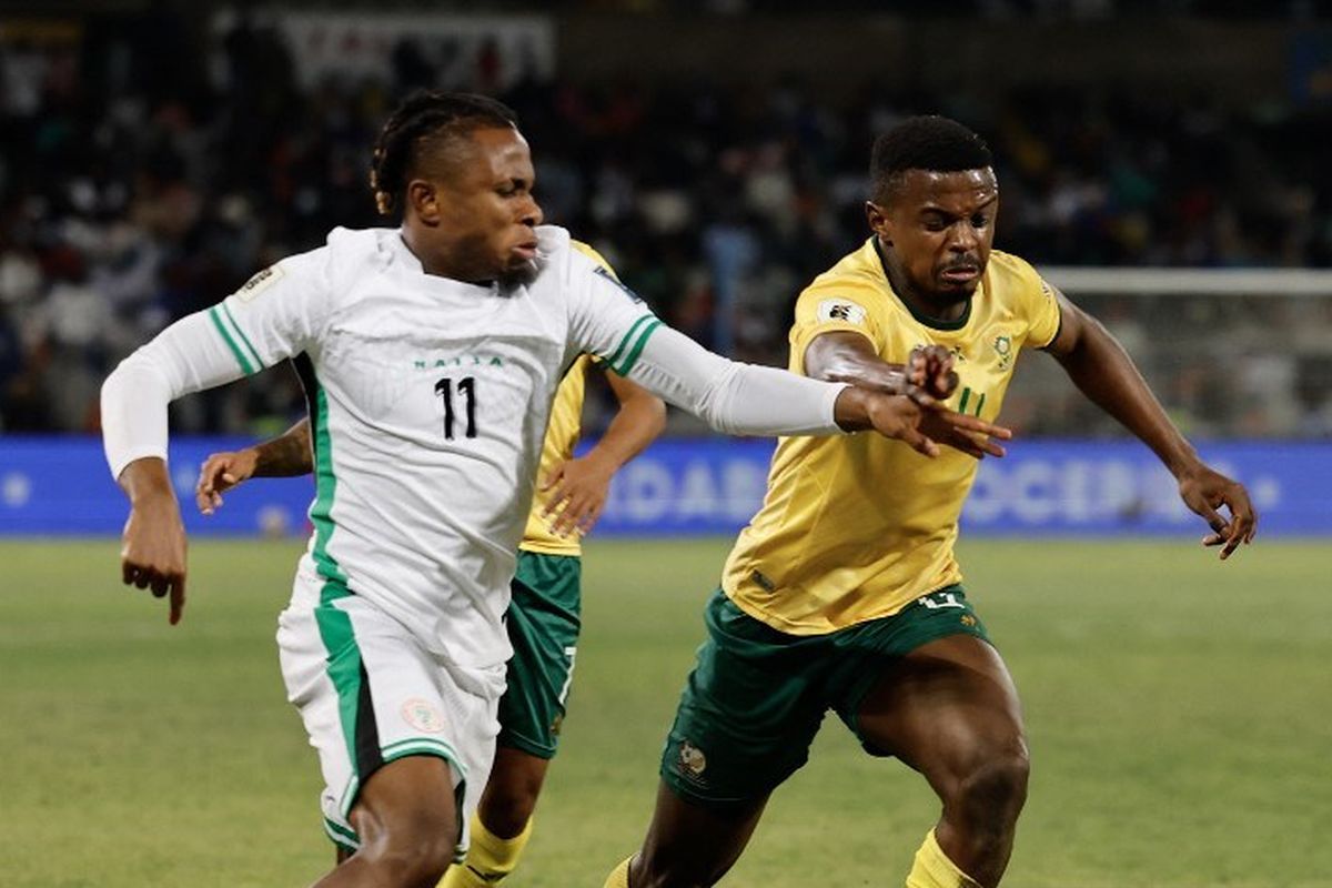 Samuel Chukwueze (kiri) bertarung memburu bola dengan Teboho Mokoena (kanan) dalam pertandingan kualifikasi Piala Dunia 2026 Zona Afrika Grup C antara Afrika Selatan vs Nigeria di Stadion Free State di Bloemfontein pada 9 September 2025. (Foto oleh Phill Magakoe / AFP)