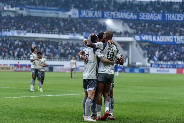 Selebrasi gol yang dilakukan penggawa Persib Bandung saat menghadapi PSIS Semarang dalam pertandingan pekan ke-21 Liga 1 2022-2023, Selasa (31/1/2023) di Stadion Jatidiri Semarang.