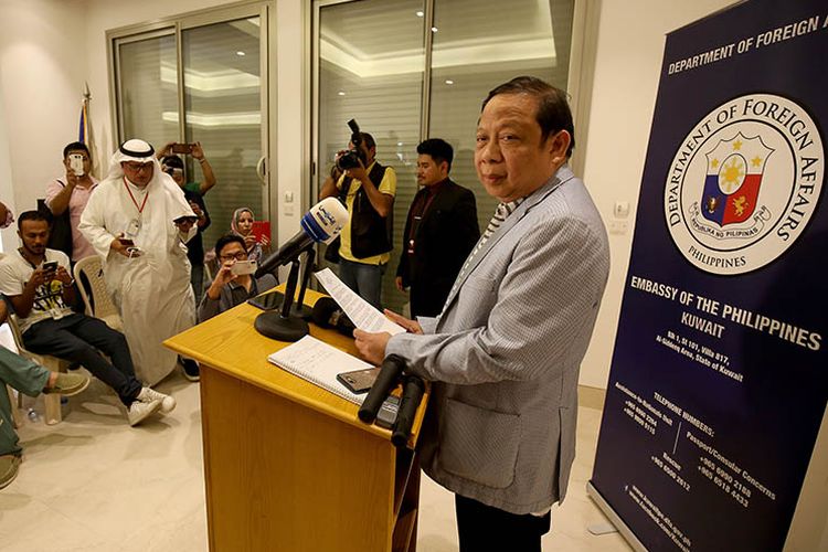 Duta Besar Filipina untuk Kuwait, Renato Villa, saat konferensi pers di Kuwait City.