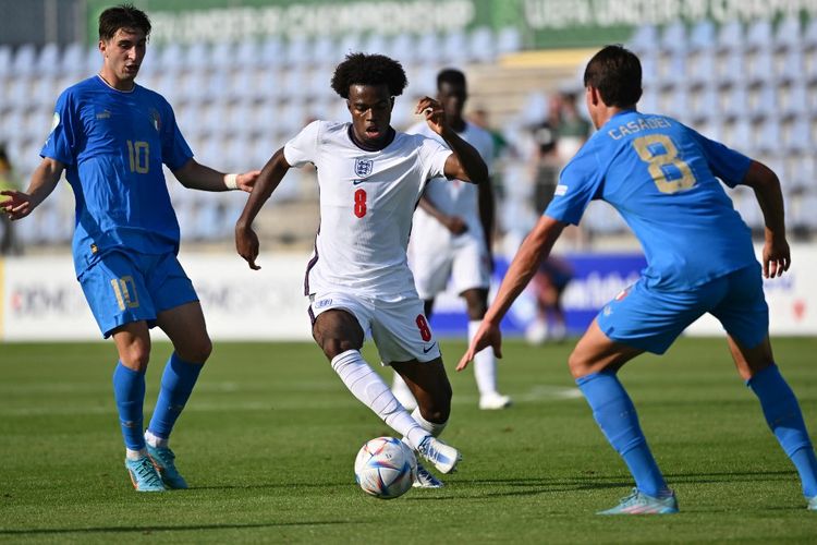 Gelandang Aston Villa, Carney Chukwuemeka, saat memperkuat timnas Inggris di Piala Eropa U19 kontra Italia pada 28 Juni 2022. Chukwuemeka dilaporkan menjadi incaran AC Milan.